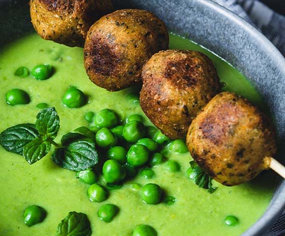 Erbsen-Kokossuppe mit Falafel