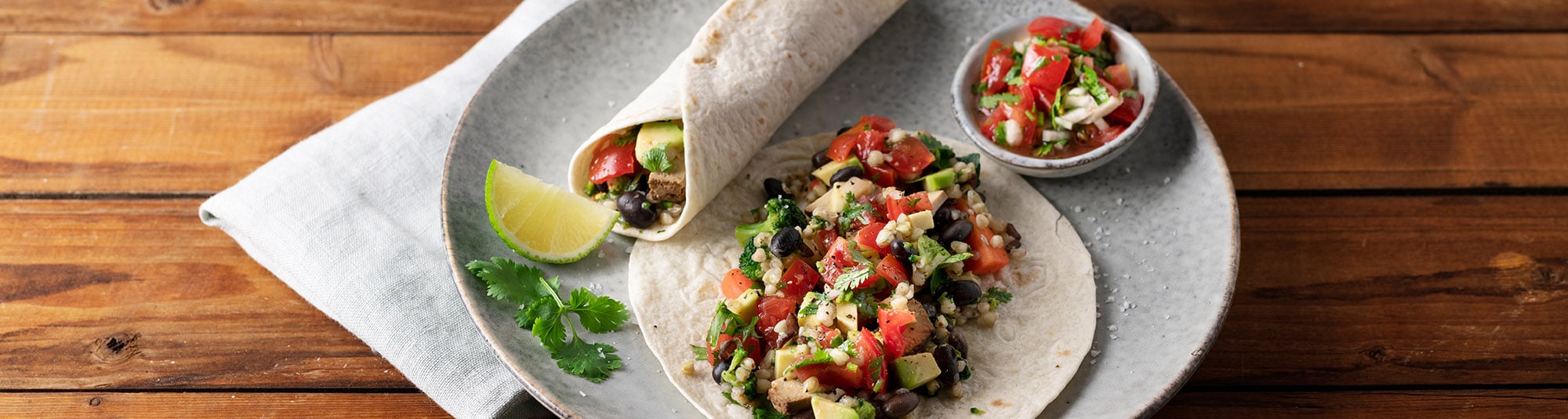 Broccoli-Buchweizen-Burrito auf Teller