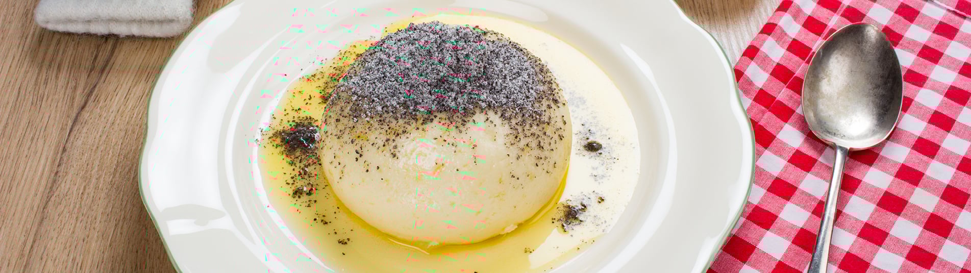 Germknödel traditionell mit heißer Butter