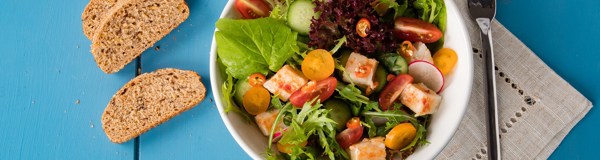 Bunter Salat mit Chili Fisch Würfel