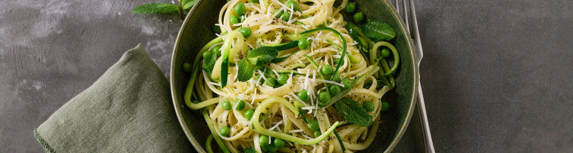 Pasta mit Erbsen auf Teller