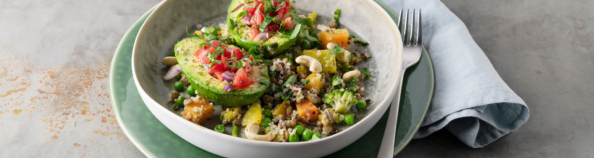 Quinoa-Salat mit Avocado auf Teller