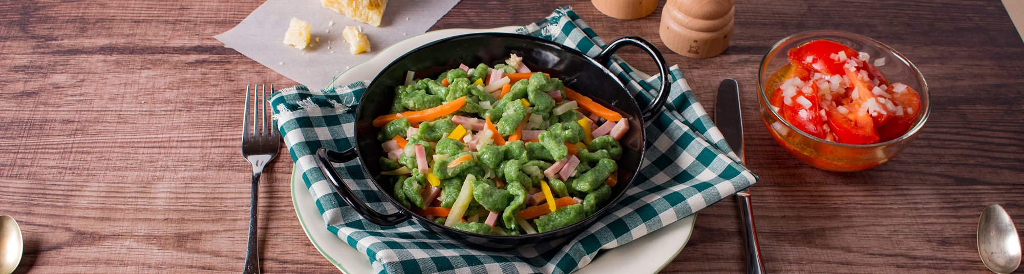 Spinat-Nockerl mit Schinken und Streifengemüse