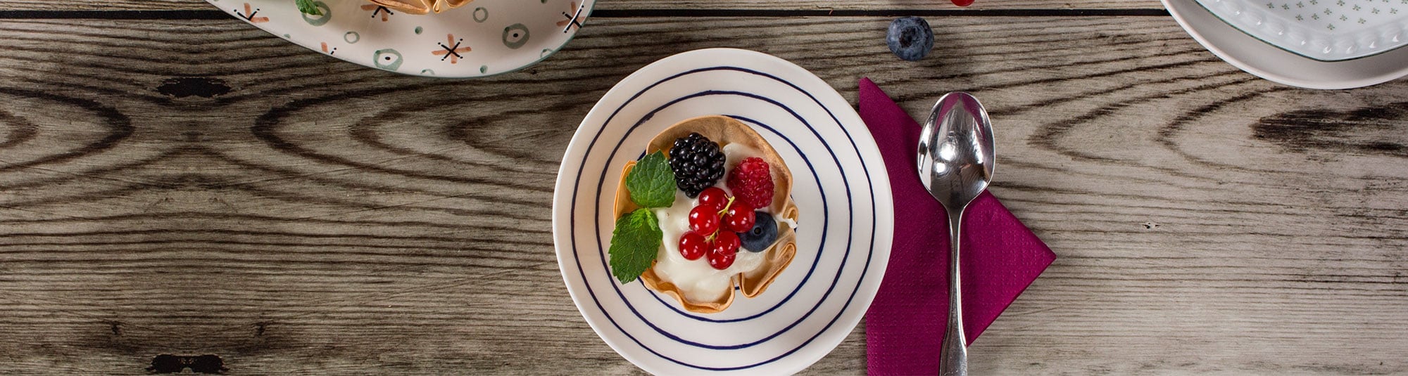 Knuspriges Beerenschüsserl mit Topfencreme