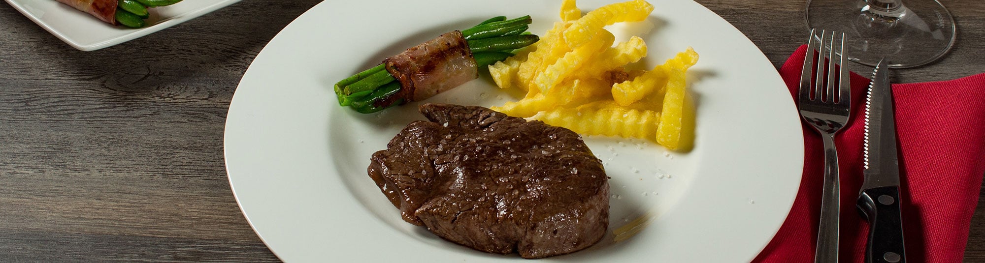 Iglo Steak mit Fisolen im Speckmantel