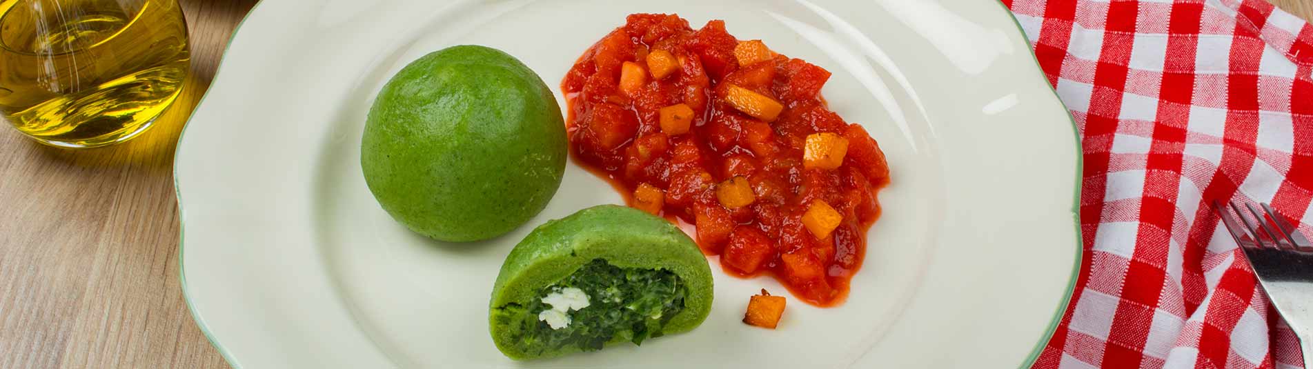 Iglo Spinat Feta Knödel auf Tomaten Kürbisragout