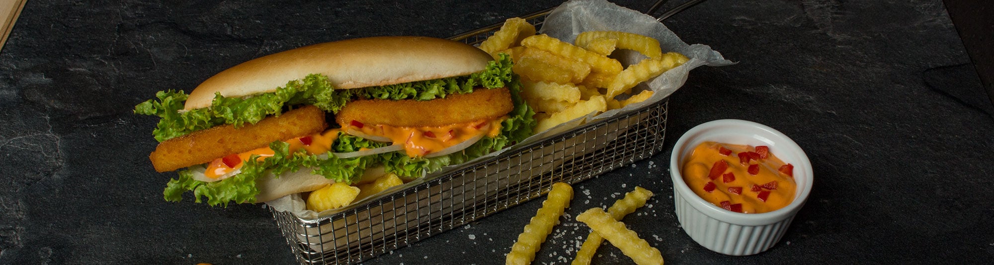 Fischstäbchen Hot Dog mit Cocktail Sauce