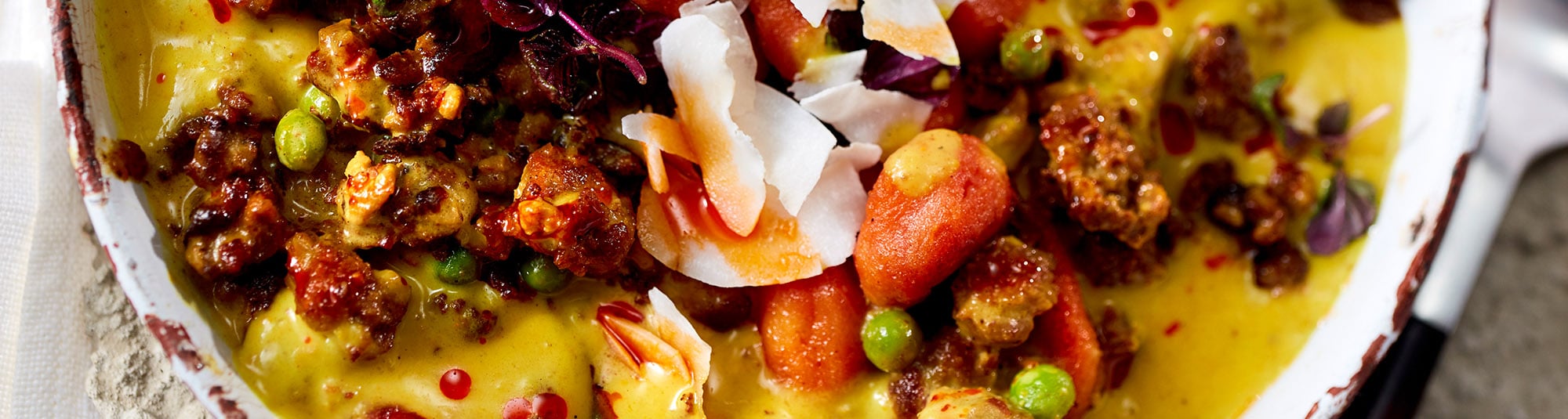 Kokos-Curry mit veganem Faschierten und roten Kartoffel-Gnocchi