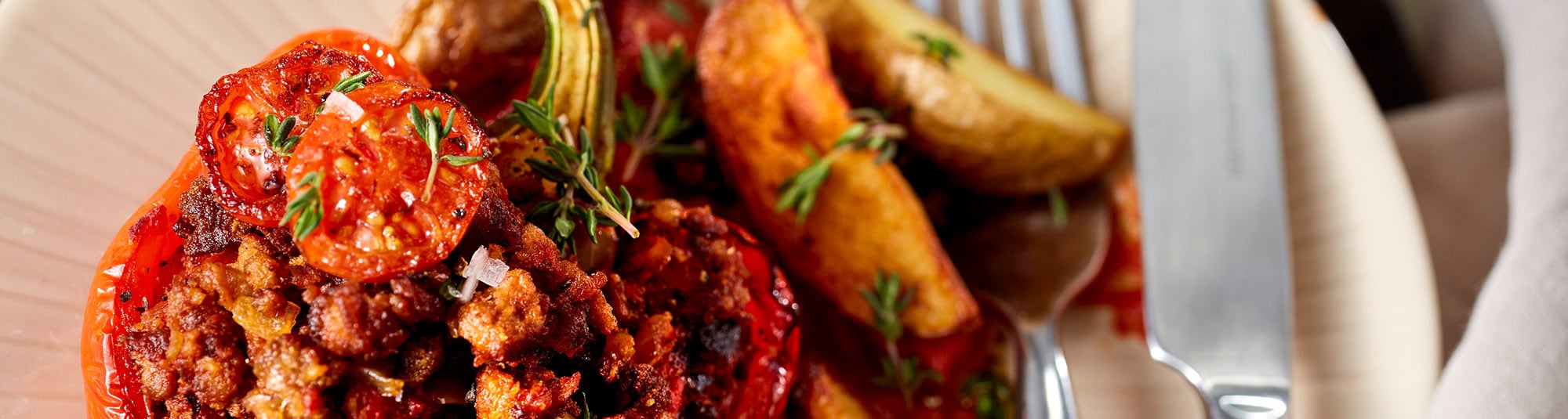 Gefüllte Paprika in Tomatensauce mit Kartoffeln