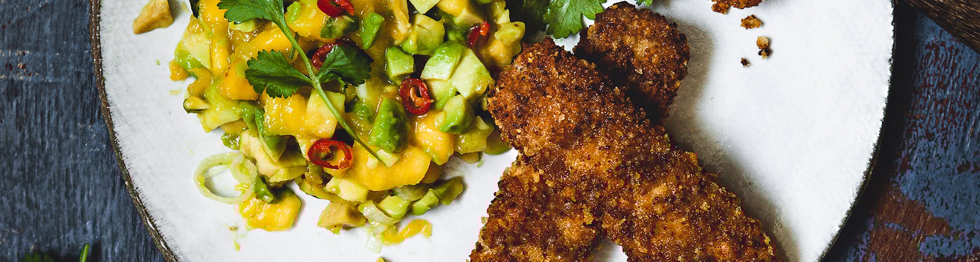 Brezel Fischstäbchen auf Mango-Avocado Tatar