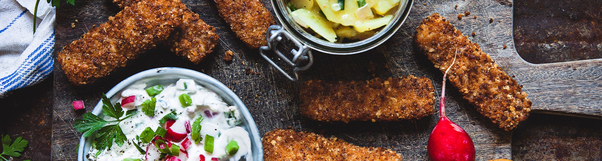 Brezel Fischstäbchen mit Kartoffelsalat und Radieschen-Dip
