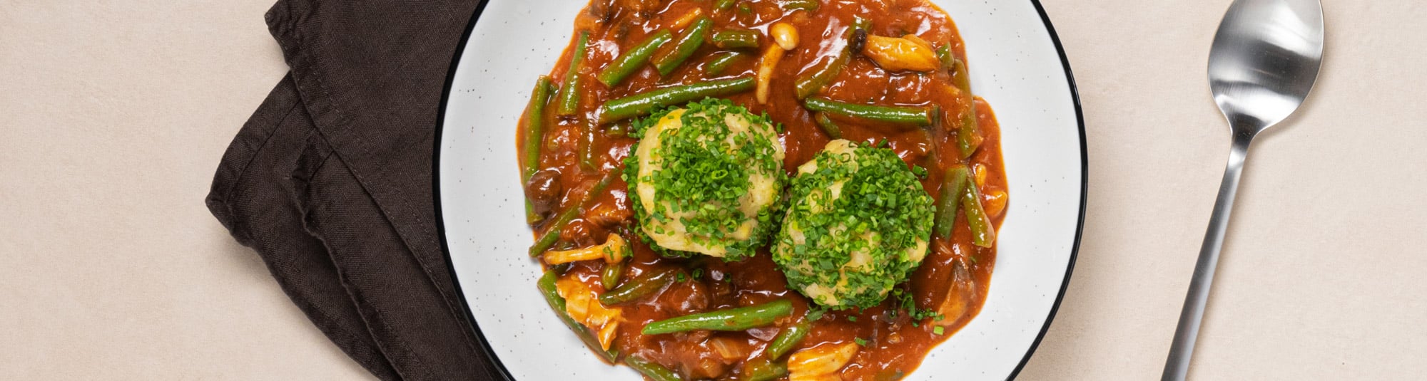 Fisolen-Schwammerl-Pot mit Schnittlauchknödel und Sauerrahmdip 