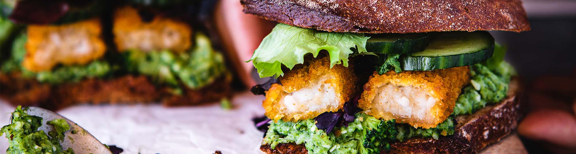 "Fischstäbchen"-Sandwich mit Broccolipesto