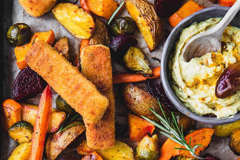 Gemüse-Stangerl mit Winter Ofengemüse und Dattel-Curry Dip