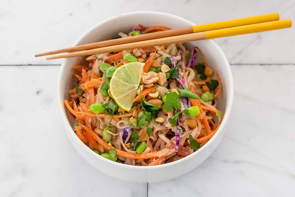Reisnudelsalat mit iglo Sojabohnen und Erdnuss-Miso-Dressing