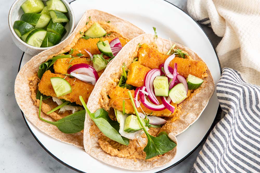 Fischstäbchen-Wraps mit Süßkartoffel-Hummus