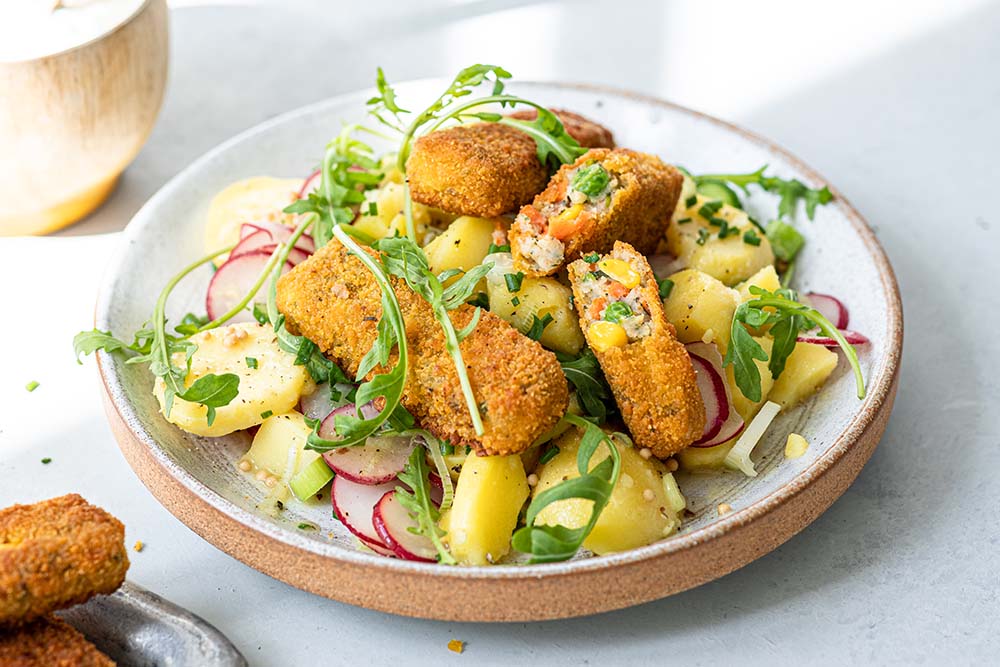 Gemüsestangerl mit Kartoffel-Radieschensalat und Kräuterdip