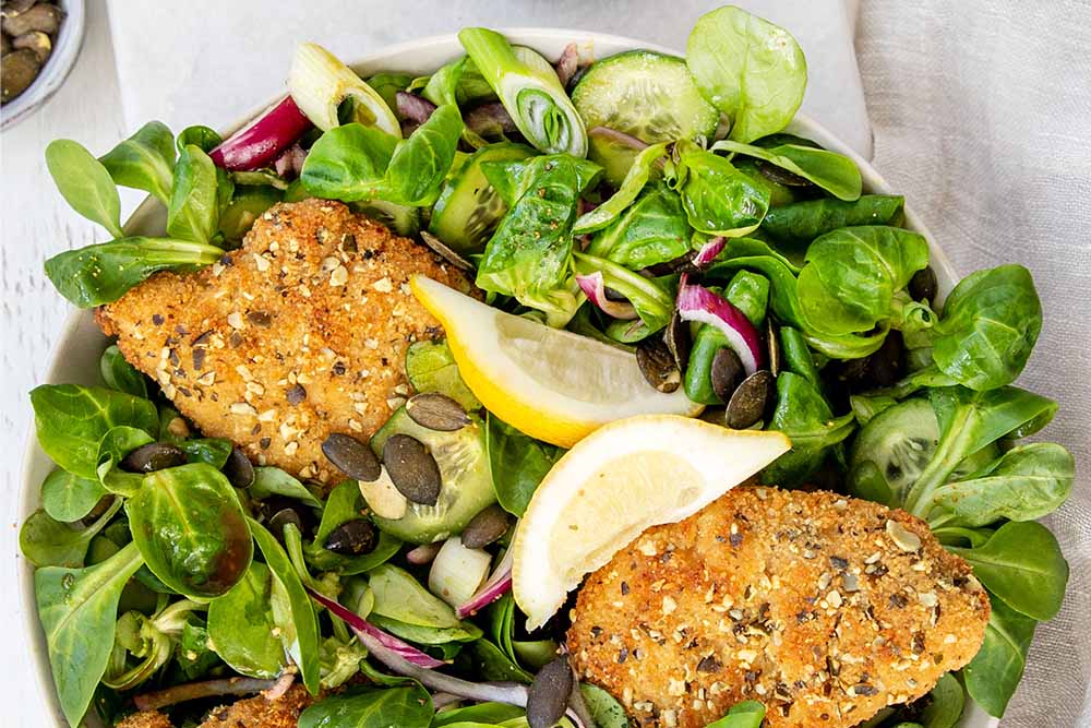 Sommerlicher Salat mit Backhendlstreifen