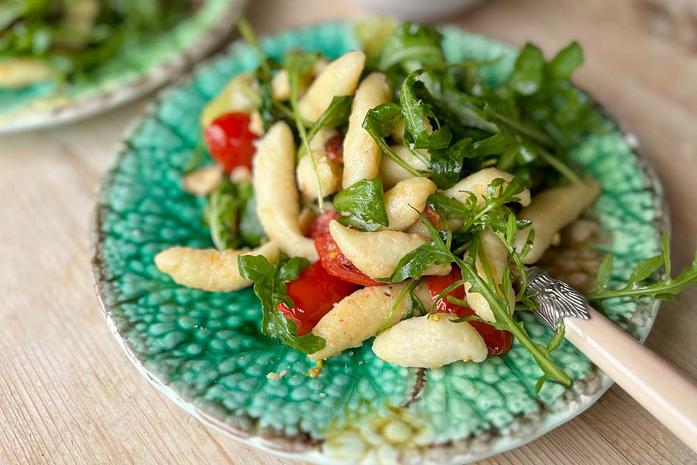Erdäpfelnudeln mit Salat, Joghurt-Dip und Nüssen