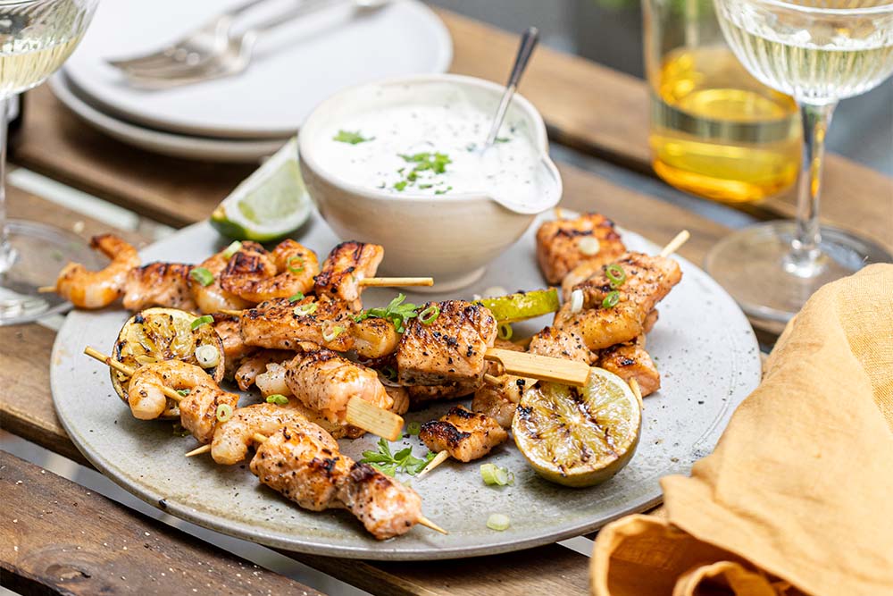 Lachs-Garnelen-Spieße mit Joghurt-Dip