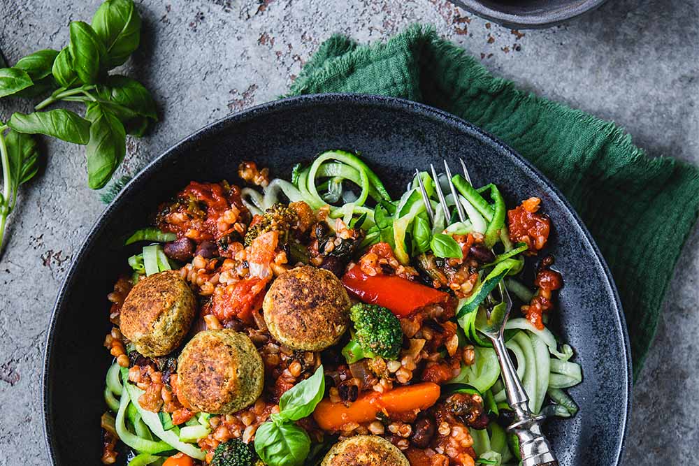 Zoodles mit Broccoli Buchweizen Bolognese und Falafel