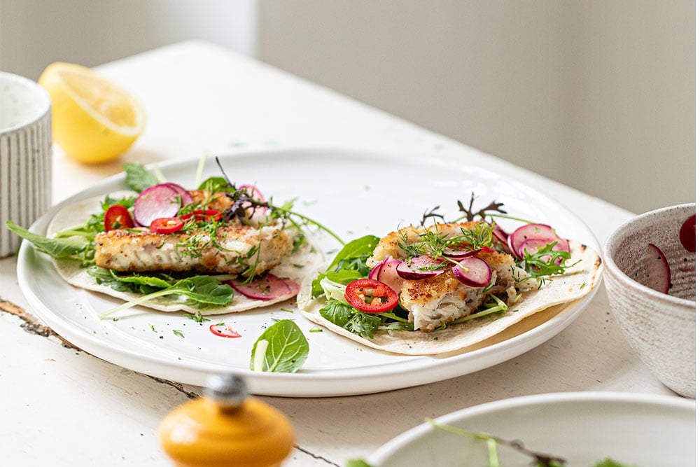 Wraps mit Polardorsch und Joghurt-Dill-Sauce