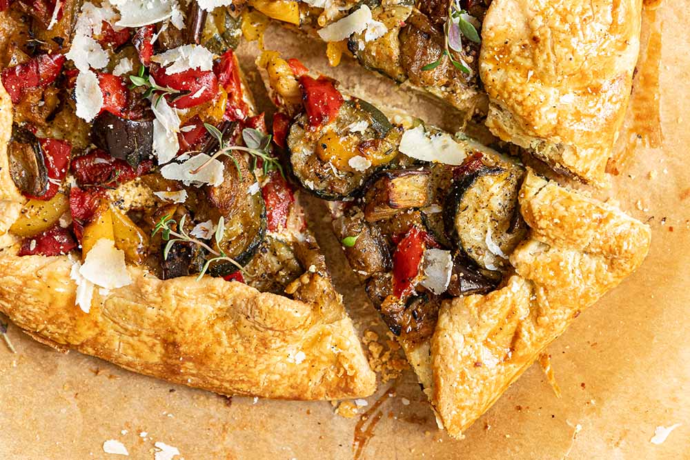 Röstgemüse-Galette mit Frischkäse und Thymian