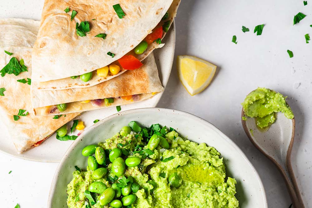 Quesadillas mit Gemüse und Edamame-Guacamole