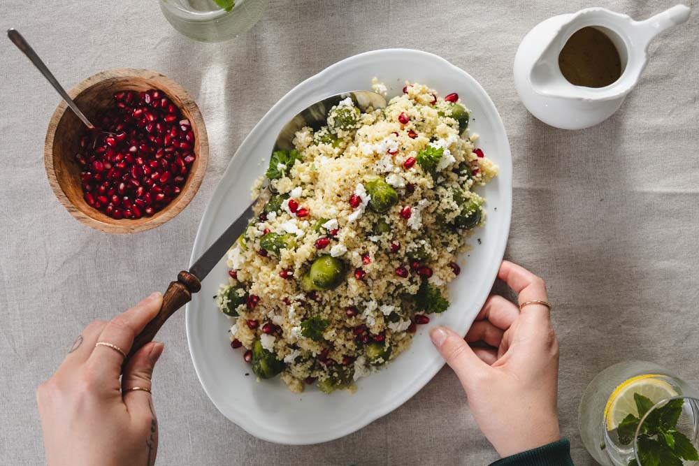 Kohlsprossensalat mit Couscous, Feta und Granatapfelkernen