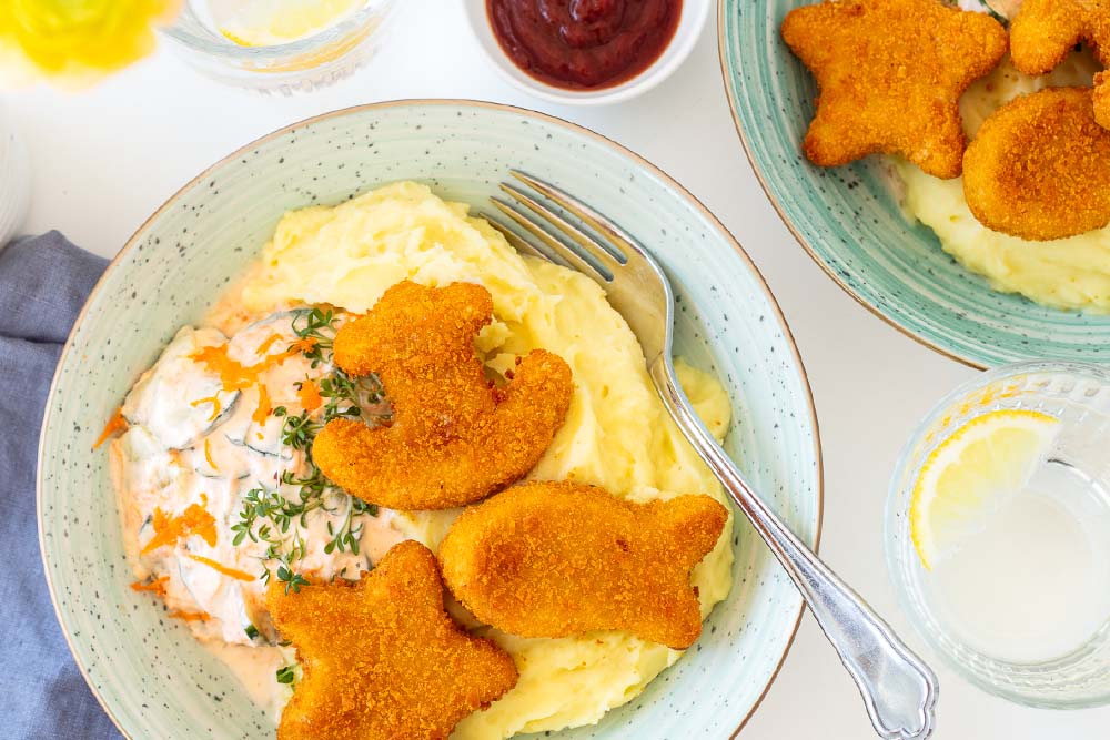 Knusperabenteuer mit Kartoffelpüree und Karotten-Gurken-Salat