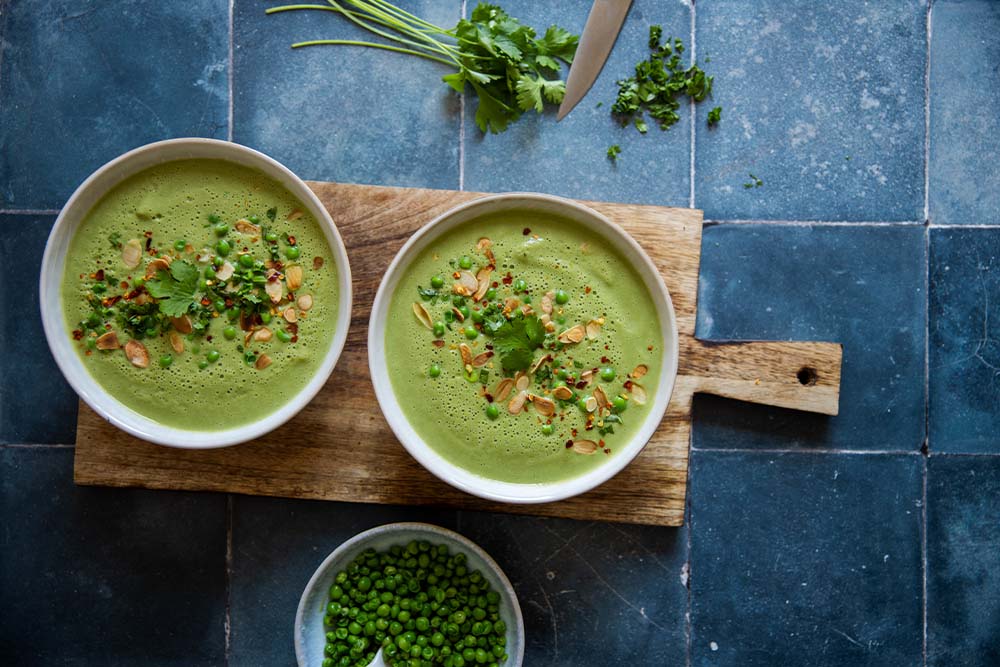 Thai-Brokkoli-Suppe mit Erbsen-Topping