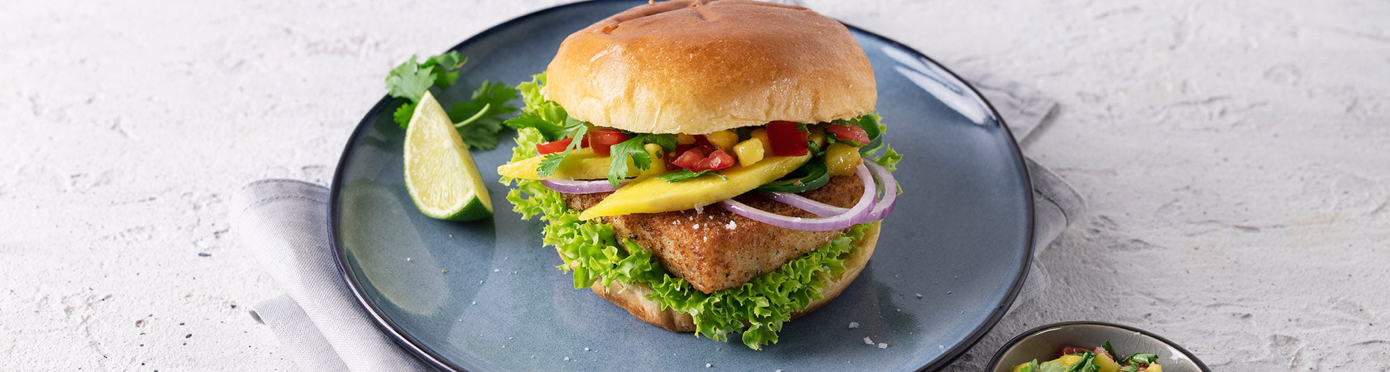 Exotischer Fischburger mit Mango-Koriander-Chili-Salsa