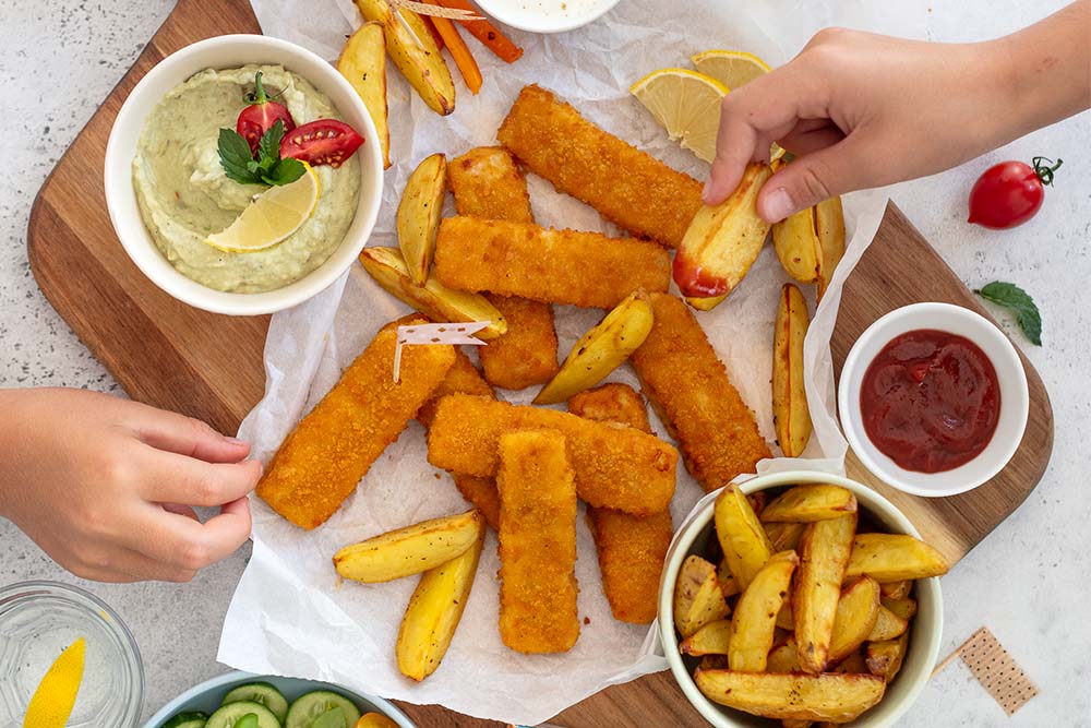 Fischstäbchen-Räuberbrett mit zweierlei Dips