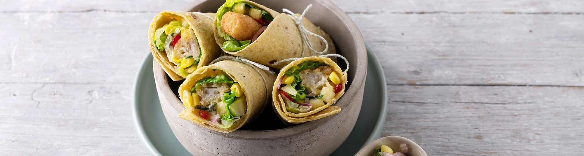 Fischstäbchen Wraps mit Ananas-Mais-Salsa