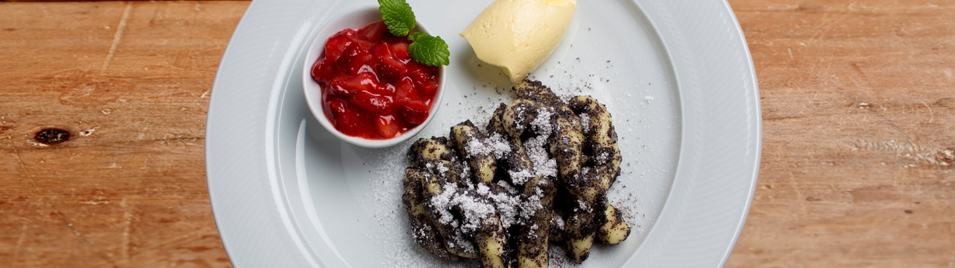 Mohnnudeln mit Erdbeer-Ragout und Vanilleeis