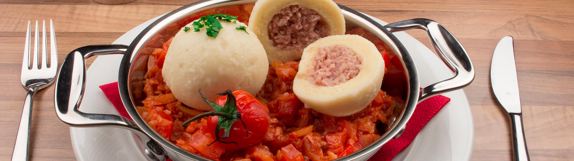 Selchfleischknödel mit Tomatenkraut