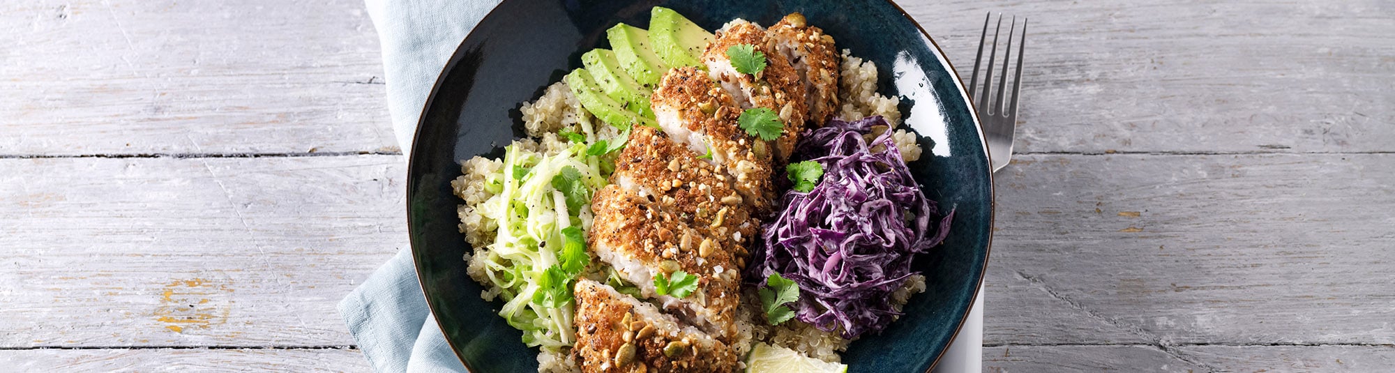 Quinoa Bowl mit Knusperfisch, Rotkrautsalat und Limetten-Dressing
