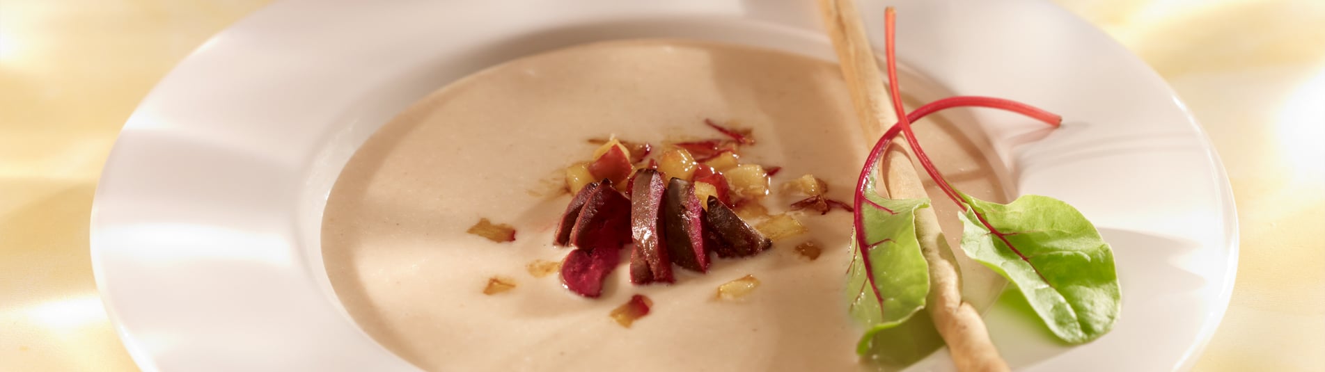 Maronisuppe mit Putenwürfeln und Äpfeln