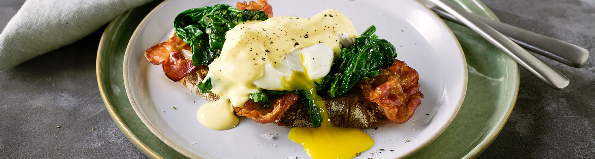 Eggs Benedict mit Speck und Spinat