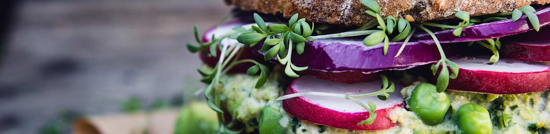 Avocado Grillburger mit Erbsen Hummus