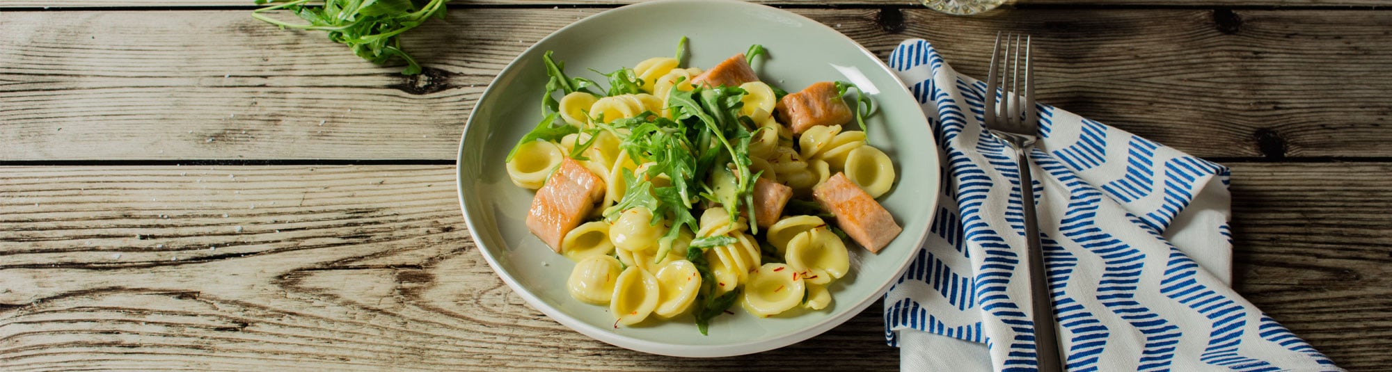 wildlachs auf orecchiette mit safransauce und rucola