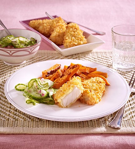 Fisch'n'Rösti mit gebackenen Süßkartoffel-Sticks und Gurken-Dillsalat