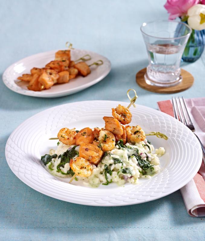 Spinat-Risotto mit Garnelen-Lachs-Spieß