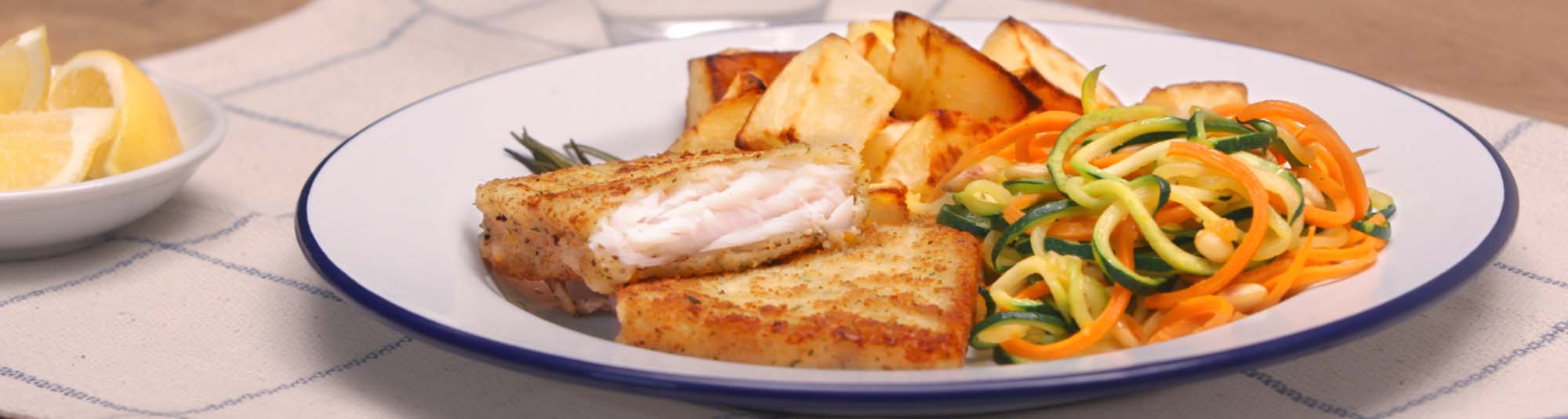 Pazifischer Polar-Dorsch Müllerin mit bunten Gemüsenudeln und Röstkartoffeln